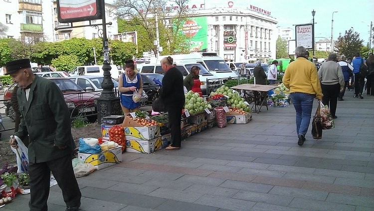 Экономика: Фермеры не согласны на бесплатные торговые места на рынках Житомира: хотят торговать на улице