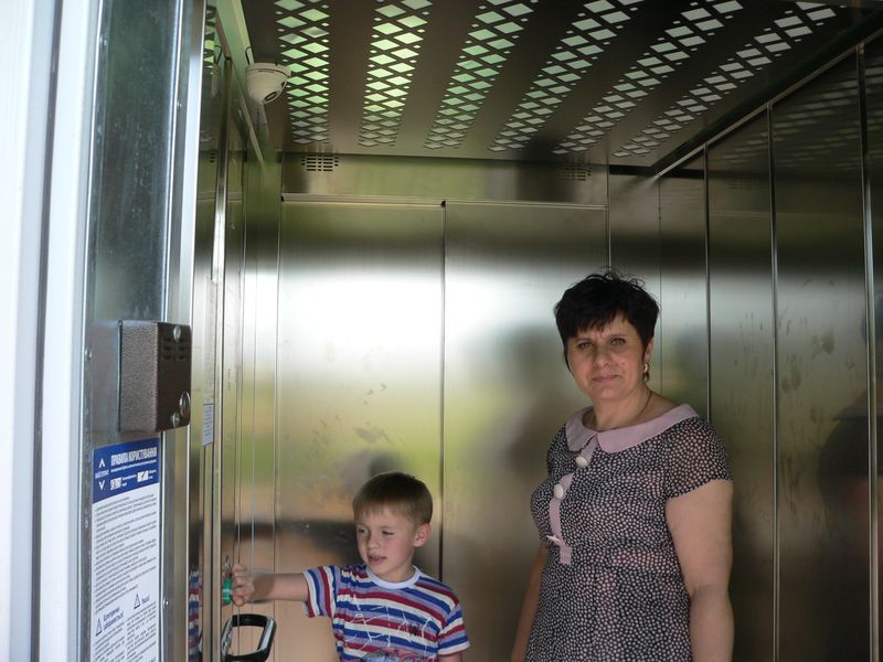 На дорогах Житомирской области наносят новую разметку и устанавливают лифты