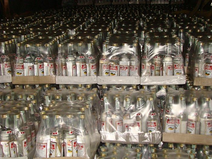 Криминал: Работники налоговой милиции под Житомиром изъяли почти 50 000 бутылок алкоголя