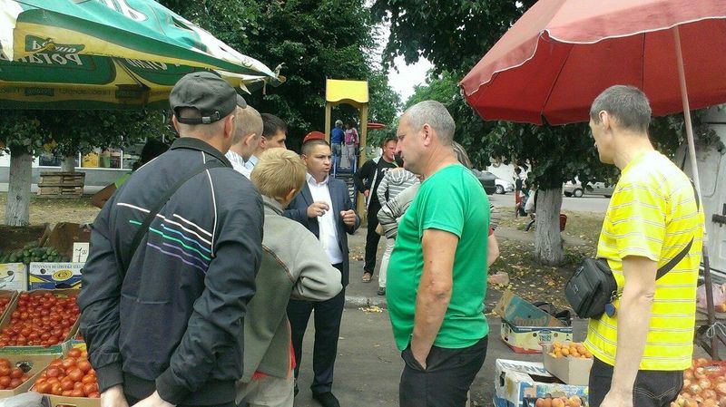 Город: Житомирская власть пытается убрать стихийную торговлю возле рынка «Хмельники»