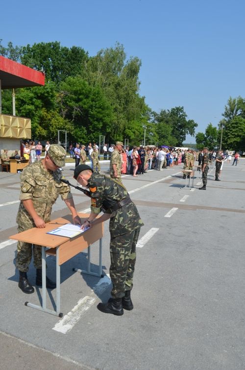Почти две сотни житомирских курсантов поклялись в верности украинскому народу. ФОТО