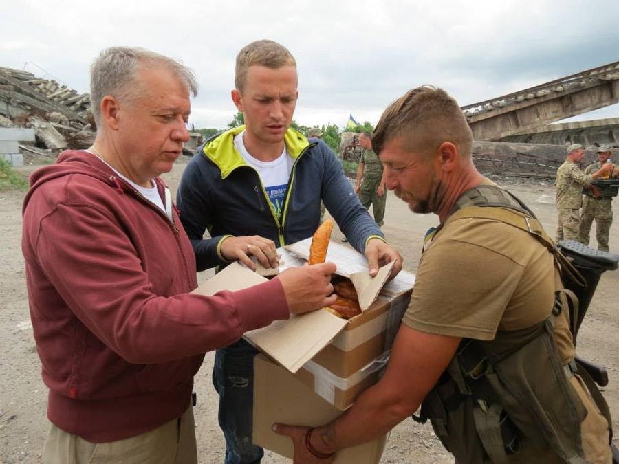 Война в Украине: Возвращаясь из зоны АТО, житомирские волонтеры попали под обстрел сепаратистов