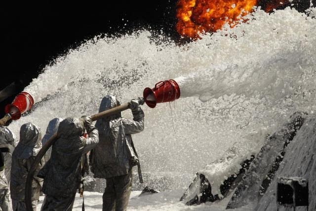 Житомирским огнеборцам вручили награды за ликвидацию пожара на нефтебазе под Киевом