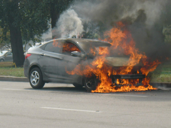Происшествия: Ночью в райцентре Житомирской области загорелся автомобиль