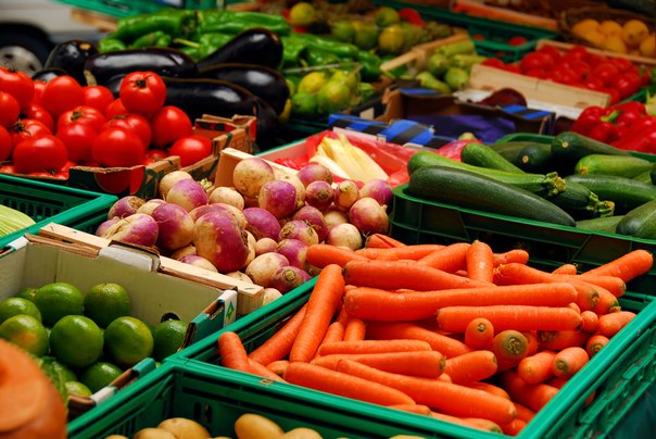 Экономика: На рынках Житомирской области подешевели овощи и фрукты, а мед, свинина и сало подорожали