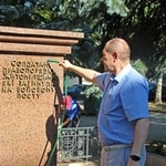 Главный милиционер области отмыл памятник на бульваре в Житомире. ФОТО