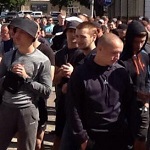 Общество: Возле площади Королева в Житомире собралось несколько сотен парней