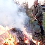 В Житомирской области чуть не сгорел пенсионер, сжигая мусор на улице
