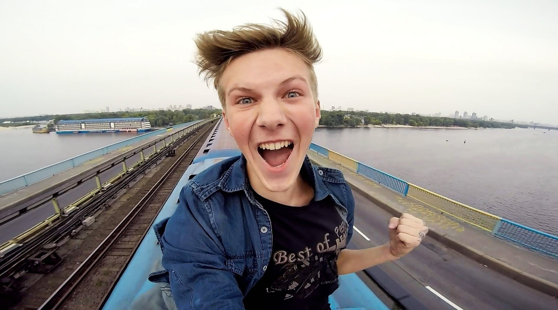Паша Бумчик похвастался, как проехал стоя на крыше поезда метро в Киеве. ВИДЕО