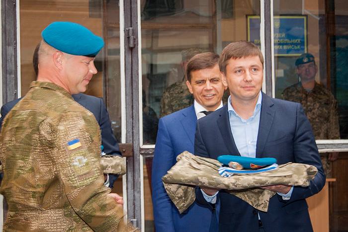 Житомирскому губернатору Машковскому выдали военную форму десантника. ФОТО