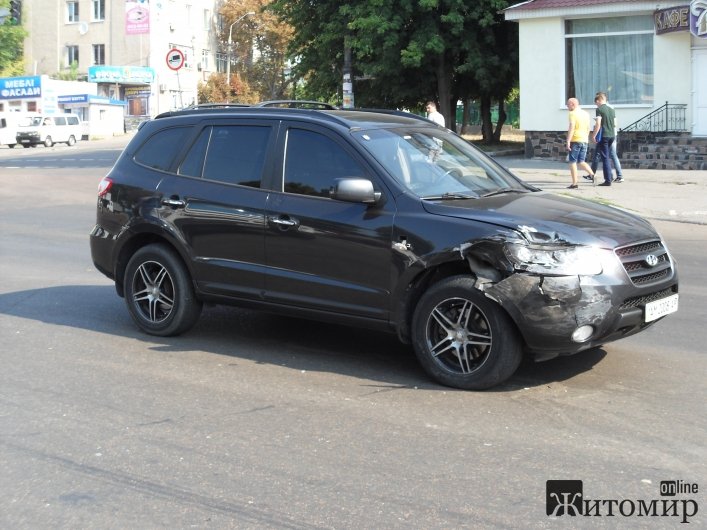 ДТП в Житомире: на Б. Бердичевской дорогу не поделили ВАЗ и Hyundai. ФОТО