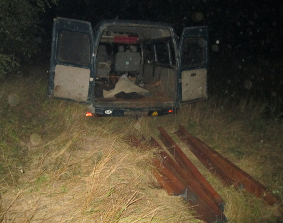 На Житомирщине двое злоумышленников пытались украсть 25 метров рельсов. ФОТО