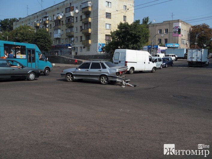 Происшествия: ДТП в Житомире: на Б. Бердичевской дорогу не поделили ВАЗ и Hyundai. ФОТО