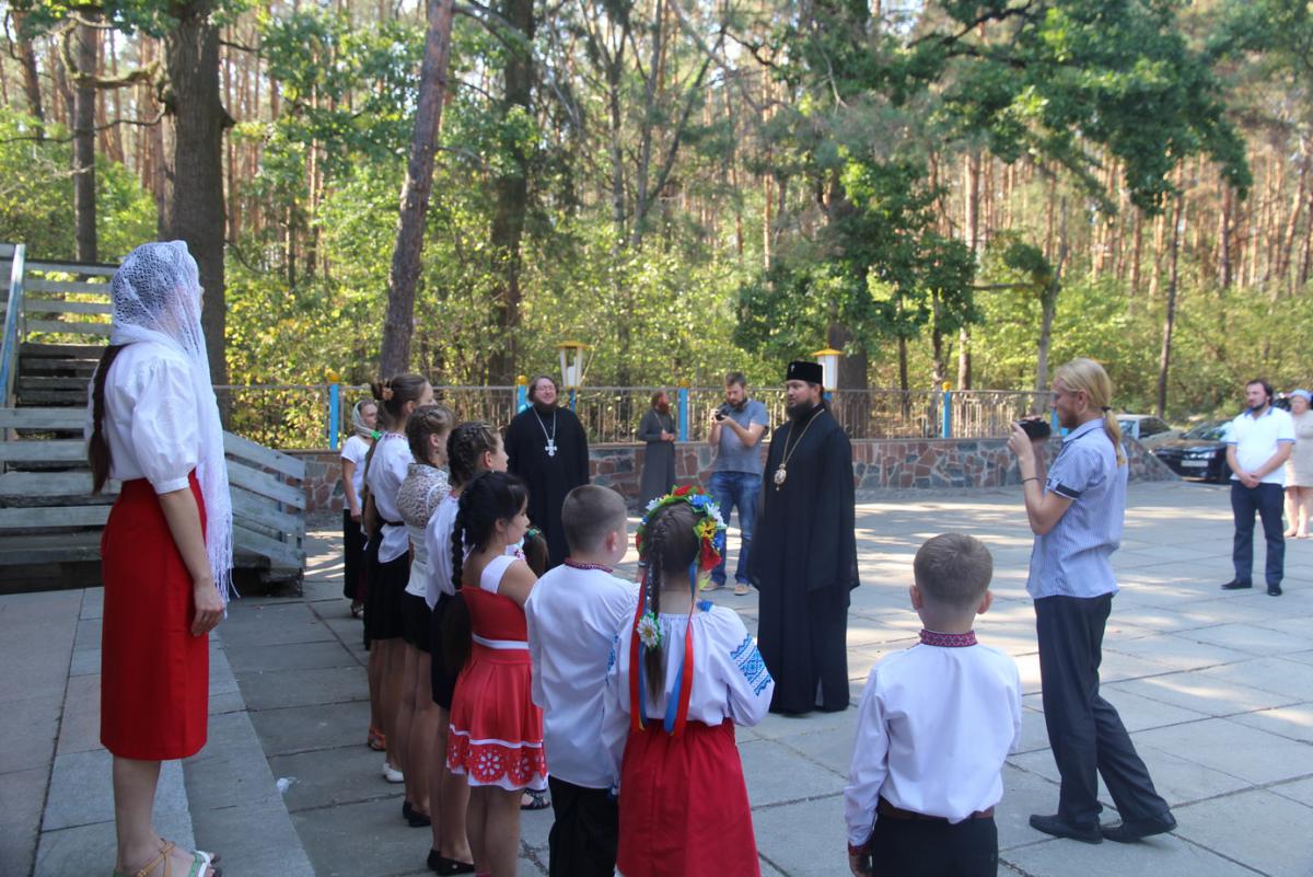 ​Житомирская епархия передала школьные принадлежности для детей-переселенцев. ВИДЕО