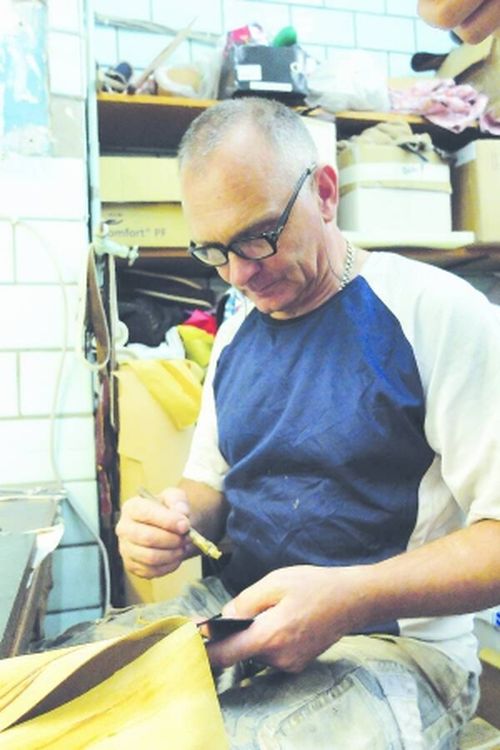 53-летний житель Житомирщины переехал в Киев и открыл курсы по пошиву обуви