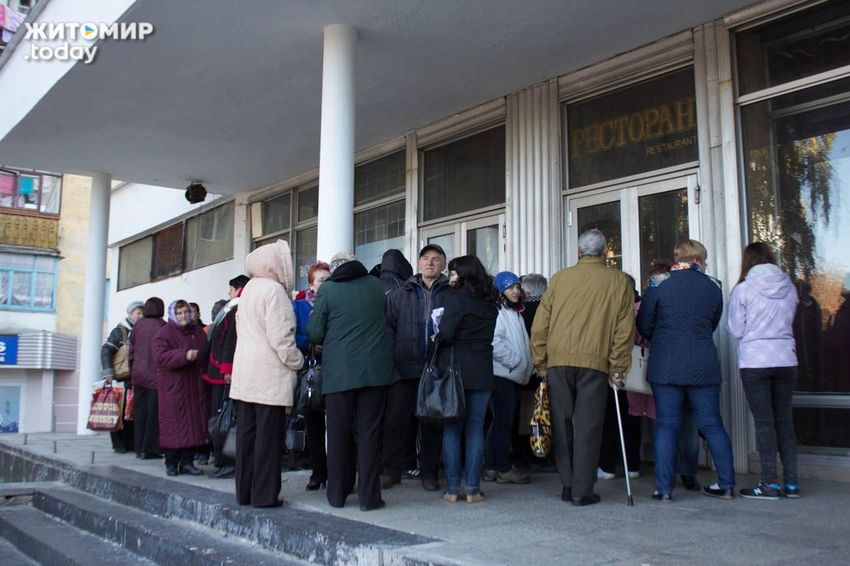 Город: Выборы приближаются: в центре Житомира пенсионерам раздают крупы, шапки и мыло. ФОТО