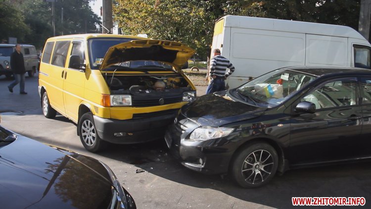 Происшествия: В Житомире два автомобиля не разминулись на улице с односторонним движением. ФОТО