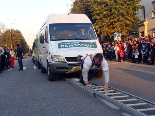 Житомирский богатырь Виктор Прокопенко протянул 12 микроавтобусов и установил мировой рекорд. ФОТО