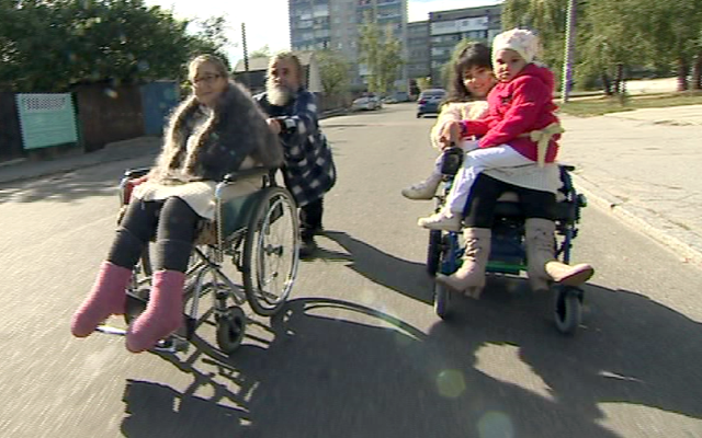 «Один за всех»: 50-летний мужчина из Житомира тянет на себе семью из трех инвалидов