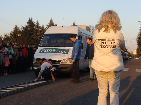 Общество: Житомирский богатырь Виктор Прокопенко протянул 12 микроавтобусов и установил мировой рекорд. ФОТО