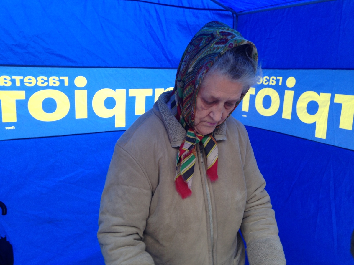 Политика: В день тишины в Житомире распространяли агитационную газету про Любовь Цимбалюк