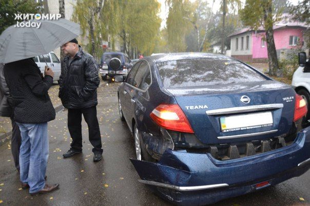 Происшествия: Утром на перекрестке в Житомире не разминулись Nissan и ВАЗ. ФОТО