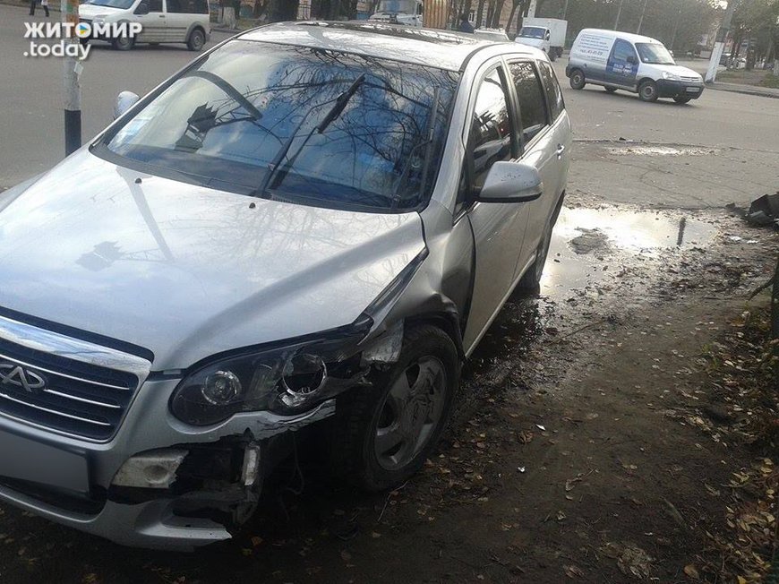 Происшествия: ДТП в Житомире: Chery вылетела на тротуар после столкновения с Таврией. ФОТО