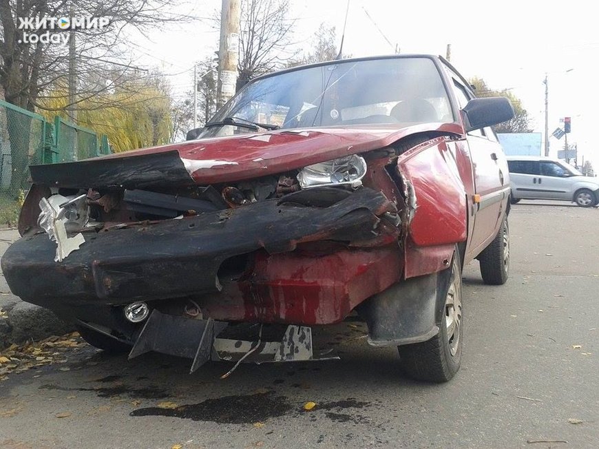 ДТП в Житомире: Chery вылетела на тротуар после столкновения с Таврией. ФОТО