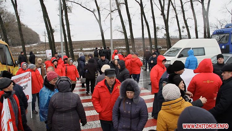 Происшествия: Работников фабрики, которые перекрыли трассу Житомир-Киев, разогнала полиция. ВИДЕО