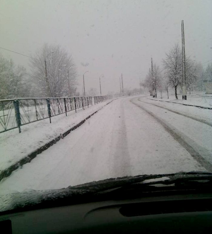 В первый день зимы Житомир засыпает снегом: горожане жалуются на нечищеные дороги