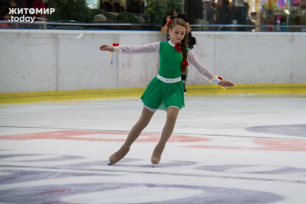Спорт: ​В Житомире в ТРЦ «Глобал UA» открыли ледовый каток. ФОТО