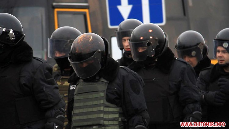 Работников фабрики, которые перекрыли трассу Житомир-Киев, разогнала полиция. ВИДЕО