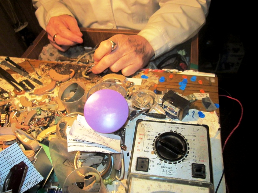 Тонкая работа. Вот уже 60 лет житомирский мастер ремонтирует слуховые аппараты.