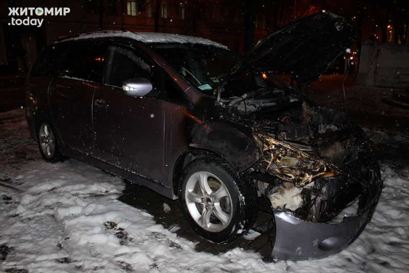 Происшествия: В Житомире посреди улицы неожиданно загорелся автомобиль Mitsubishi. ФОТО