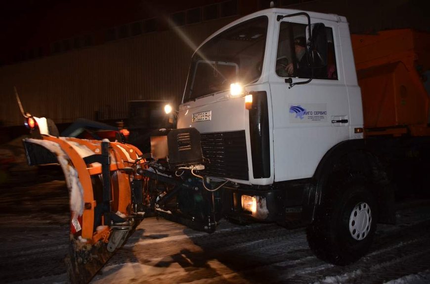 Этой ночью улицы Житомира от снега чистили 15 единиц спецтехники. ФОТО