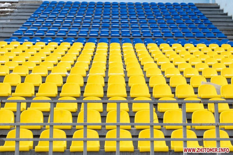 На центральной трибуне стадиона «Полесье» устанавливают 2,5 тыс. желто-синих кресел. ФОТО