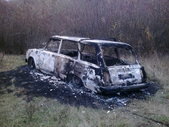 Трое студентов ради забавы угнали и сожгли автомобиль на Житомирщине
