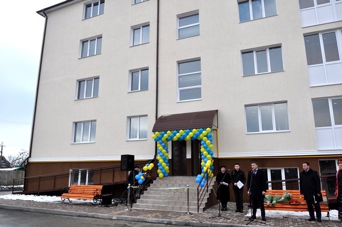 Общество: Три семьи погибших участников АТО из Житомирской области получили жилье. ФОТО