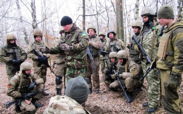 Британские военные принимали у украинцев экзамены по уличному бою в Житомире. ФОТО