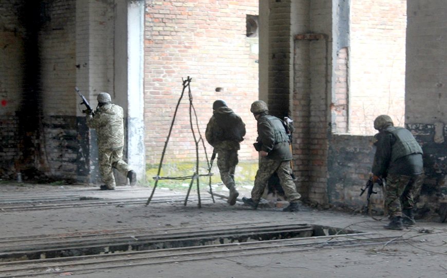 Война в Украине: Как житомирские десантники проходят углубленный пехотный учебный курс. ВИДЕО