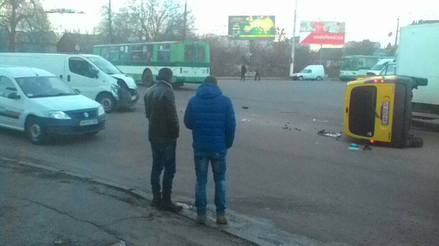 Происшествия: На перекрестке в Житомире столкнулись два автомобиля – один из них перевернулся. ФОТО