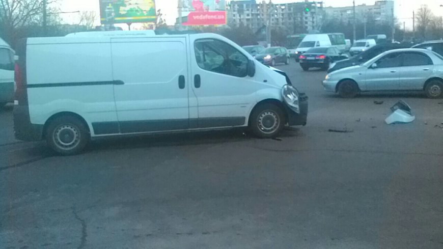 На перекрестке в Житомире столкнулись два автомобиля – один из них перевернулся. ФОТО