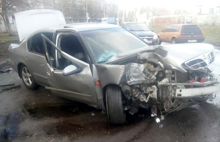 ​На улице Космонавтов в Житомире водитель врезался в столб и бросил пострадавшего пассажира в авто. ФОТО