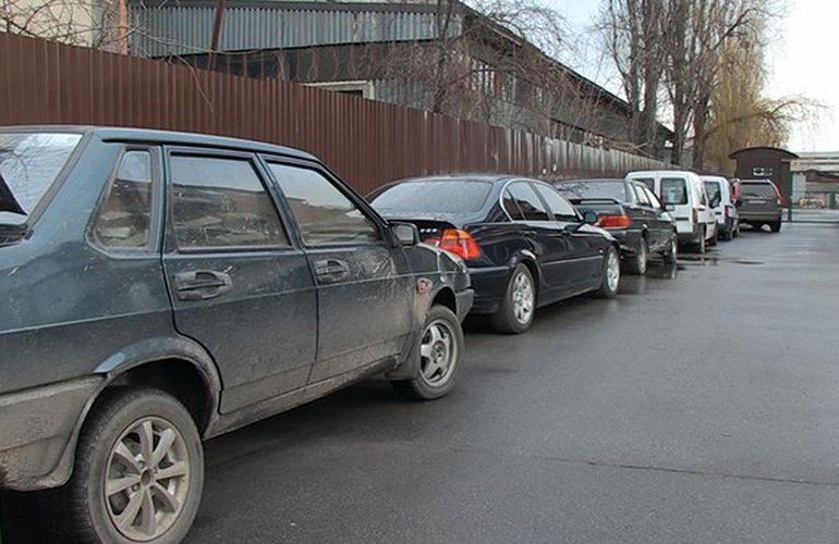 ​Возле жилого комплекса в Житомире неизвестные повредили 10 машин. ФОТО