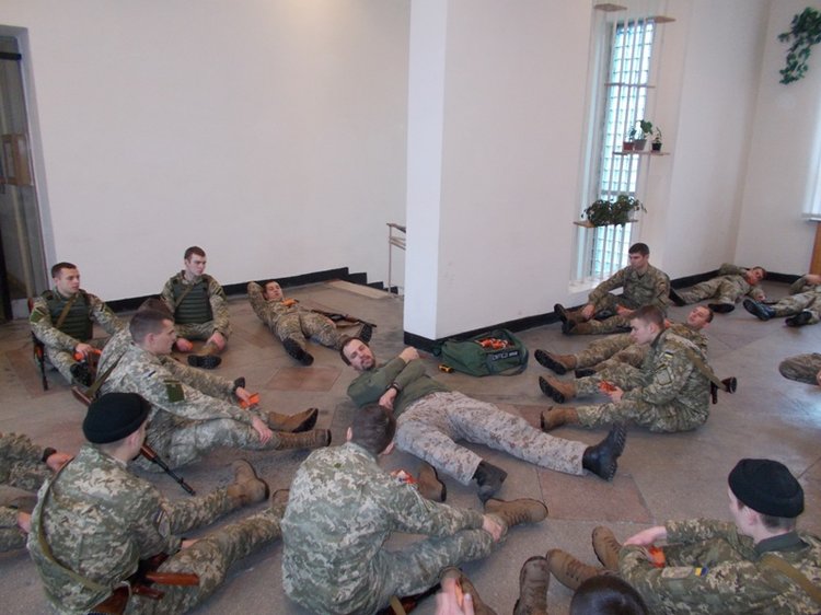 Будущие житомирские офицеры прошли курс бойца-спасателя «Combat lifesaver»
