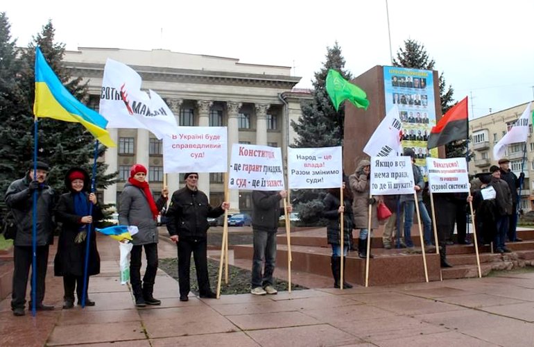 На центральной площади Житомира митинговали за судебную реформу в Украине