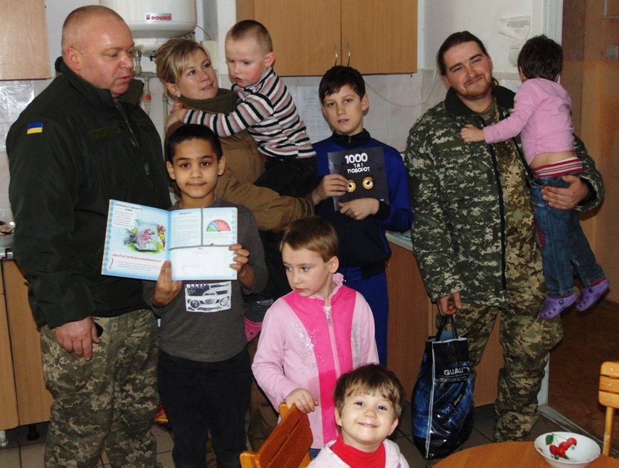 Общество: Житомирские десантники поздравили детишек из Славянска с Днем Святого Николая. ФОТО