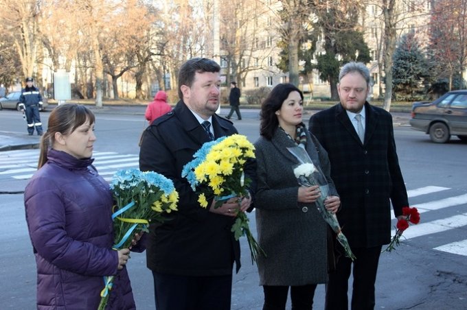 Возложением цветов в Житомире почтили память Вячеслава Черновола. ФОТО