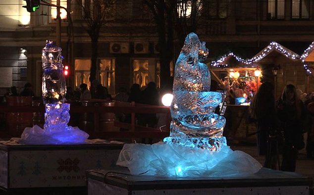 У Житомирі на Різдвяному ярмарку засяяли льодові фігури. ФОТО. ВІДЕО