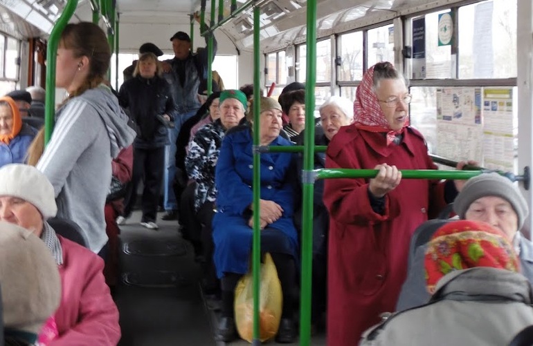 С нового года пенсионерам и инвалидам могут отменить бесплатный проезд в трамваях и троллейбусах